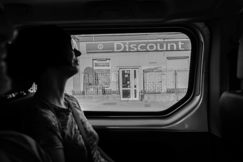 Mujer yendo en coche en blanco y negro