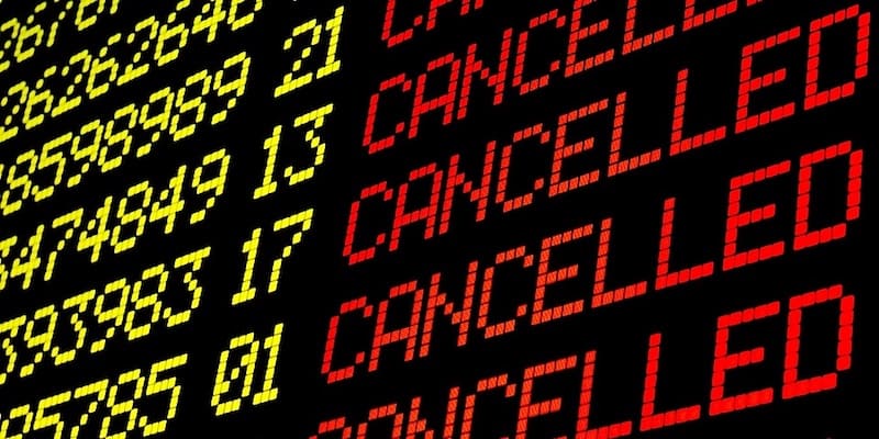 cartel de cancelación en un aeropuerto