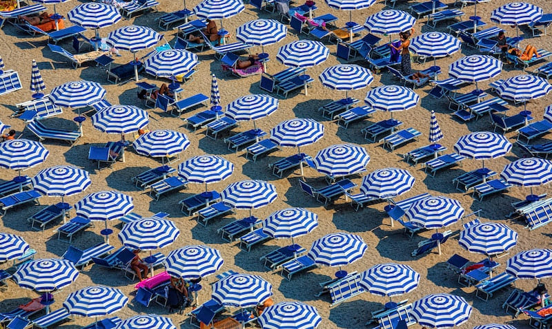 Sombrillas en la playa